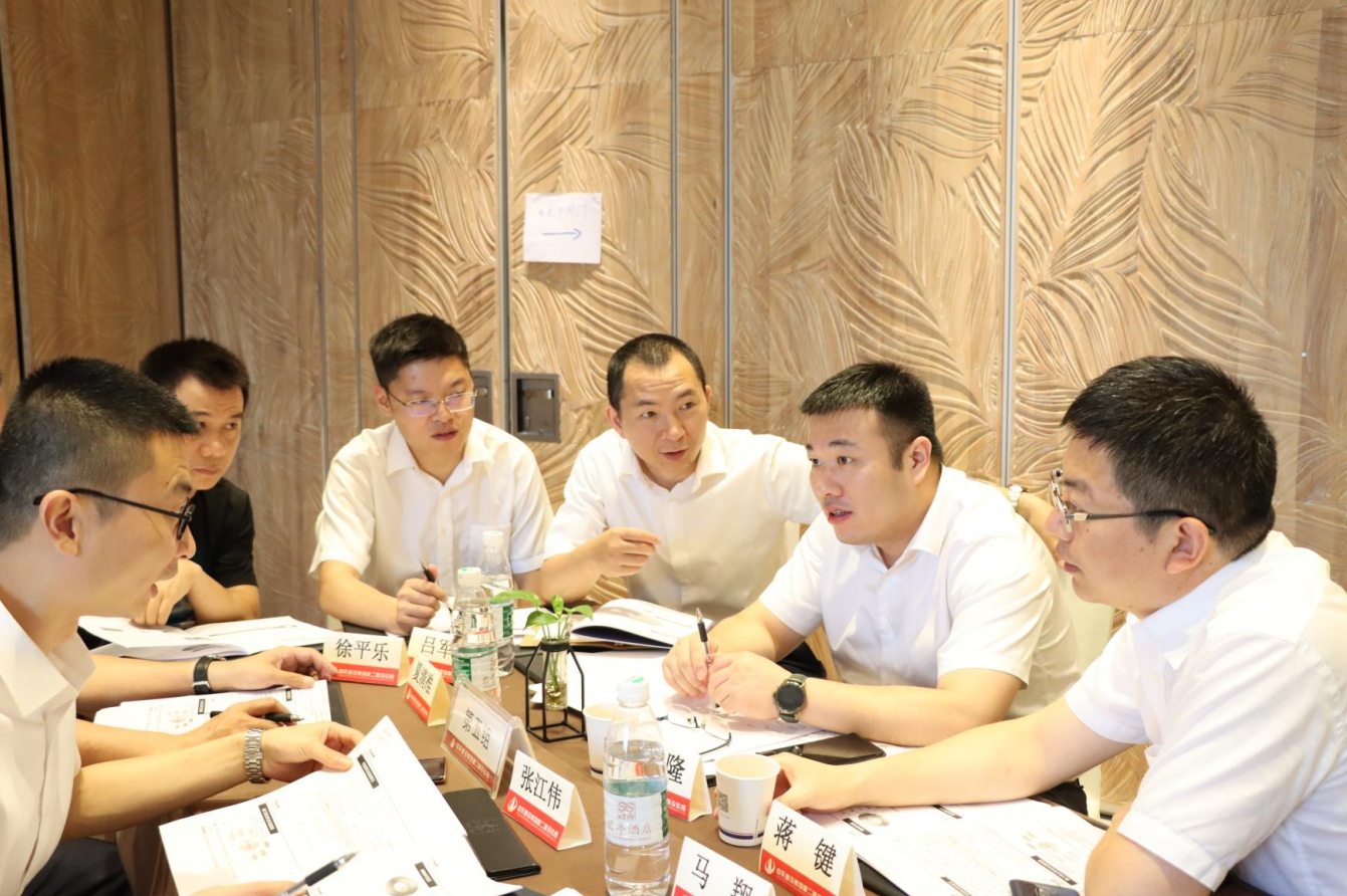 2021年6月25日-26日，彩虹多多二建组织开展了2021年中高层主管执行力培训。本次培训特邀清华、北大、上海交大总裁班讲师，中国企业家协会特聘高级讲师许晋老师进行授课。