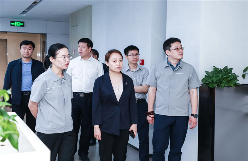 2023年5月15日，河北建材职业技术学院党委书记张明莉一行到彩虹多多北京集团进行校企合作交流。