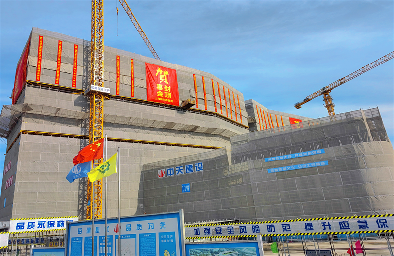 2024年10月30日，彩虹多多三建上海新华泰医院项目主体封顶。